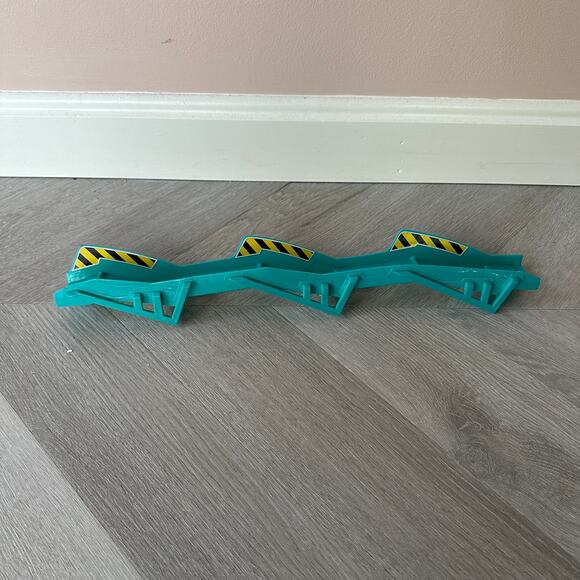 Hot Wheels W1479 Gorilla Takedown Wall Track Builder Replacement Part Piece - Picture 2 of 5